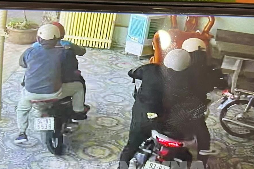 Bản tin chiều 3/3: Nhóm 4 nam nữ nghi dùng súng cướp tiệm vàng ở Bình Dương