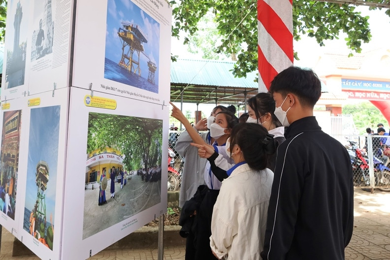 Đắk Lắk: Triển lãm lưu động “Hoàng Sa, Trường Sa của Việt Nam” tại trường THPT