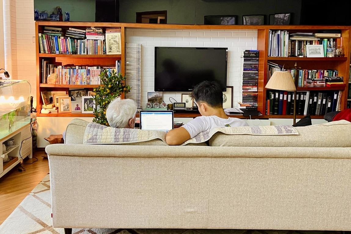 Đừng uống bất kỳ nước gì không do mình tự rót: Lời GS Mỹ khuyên con trước khi đi du học