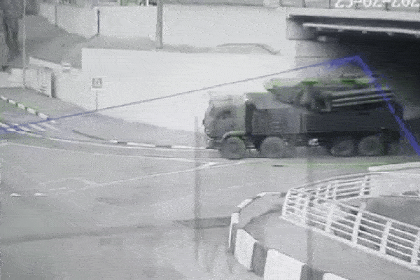 Hệ thống phòng không Pantsir-S1 của Nga lật nhào, chắn ngang đường