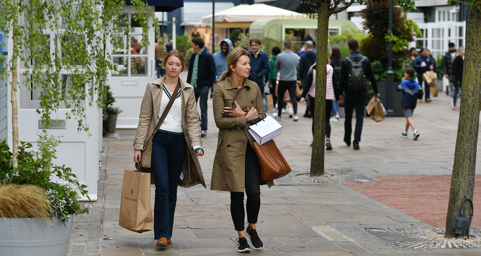View - Ngôi làng thời trang 'buộc' du khách đến phải rút ví sắm đồ