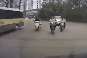 Nóng trên đường: Phẫn nộ hai thanh niên đi ẩu, còn giơ chân đạp xe máy bên cạnh