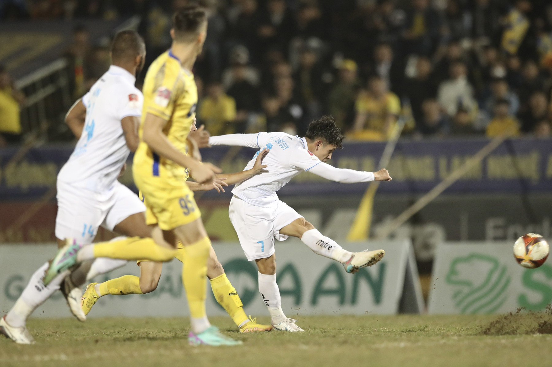 View - Kết quả bóng đá Khánh Hòa 0-1 Hà Nội, SLNA 0-1 Nam Định