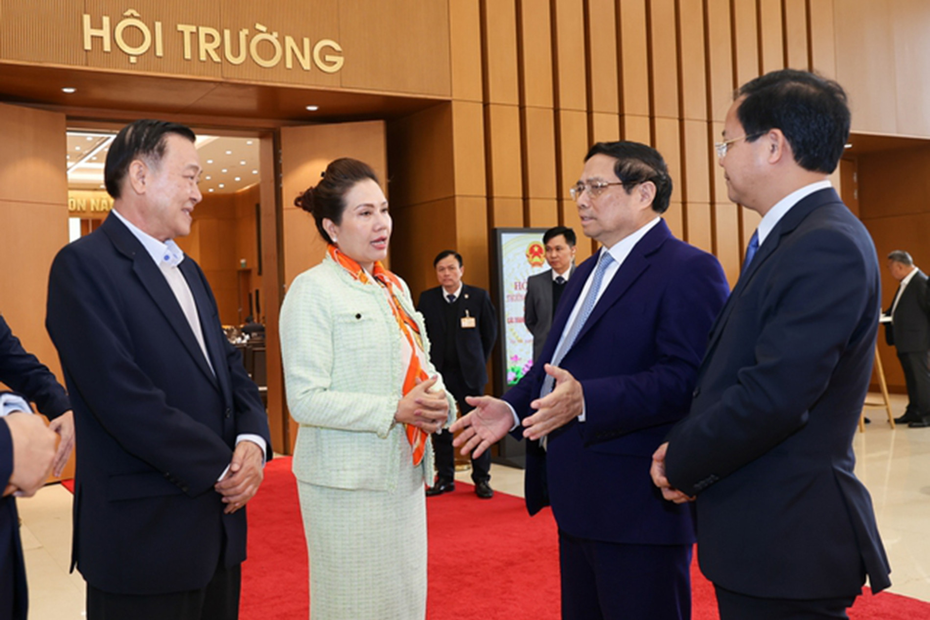 Thủ tướng lưu ý các bộ ngành không để doanh nghiệp đến xin, đến kêu mới làm
