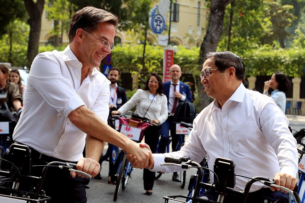 When foreign leaders ride bikes on streets, eat banh my and drink coffee