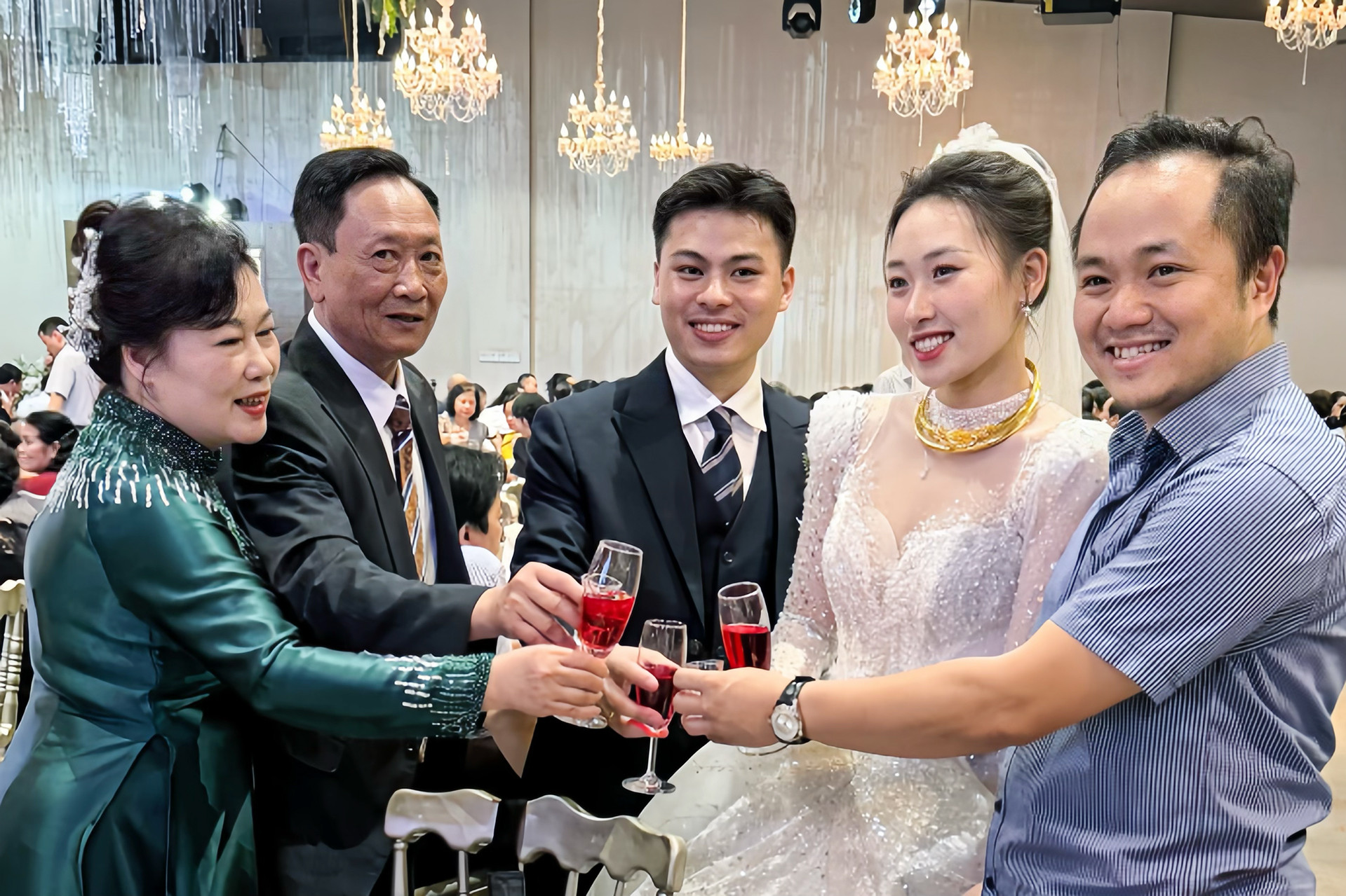 Bác sĩ bất ngờ nhận thiệp mời đám cưới của nữ bệnh nhân sau 6 năm