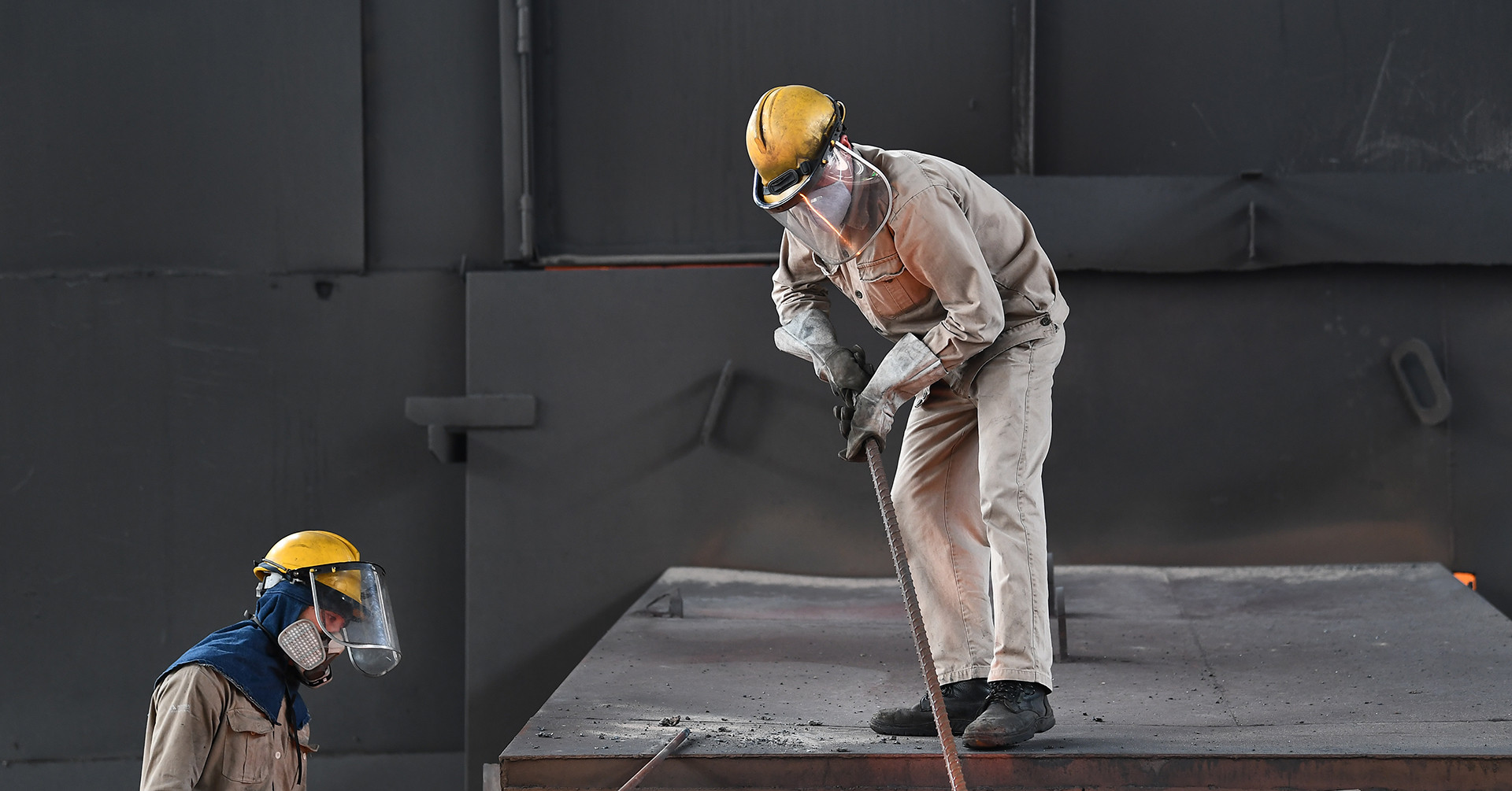 Chính sách lao động tiền lương và công chức có hiệu lực từ tháng 4