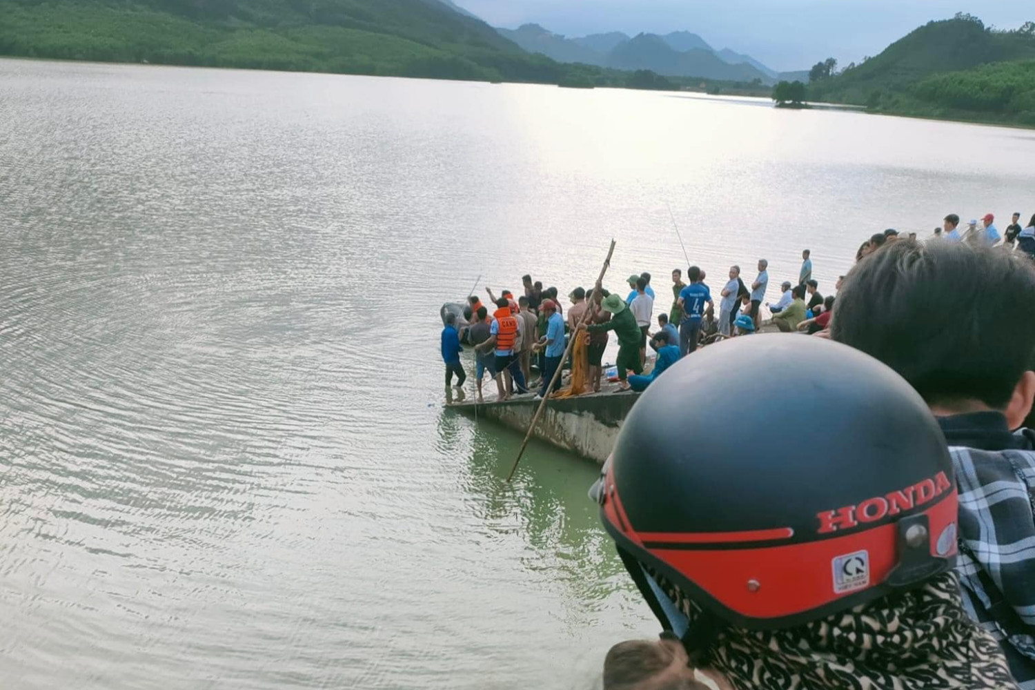 Hàng trăm người xuyên đêm tìm kiếm bé trai mất tích dưới đập nước