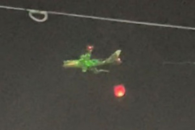 Khoảnh khắc máy bay chở khách bị hàng chục người chiếu laser gây nguy hiểm