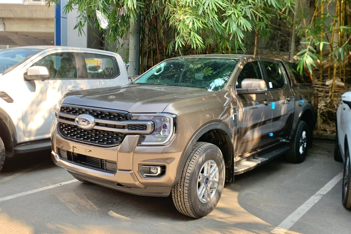 Mua bán tải giá 700 triệu, chọn Ford Ranger XLS mới hay bản cao Wildtrak 2021?