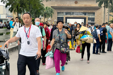 Nghìn du khách Trung Quốc đổ bộ Móng Cái mỗi ngày, nơm nớp 'tour 0 đồng' trở lại