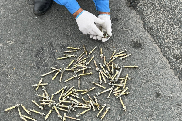 Ô tô đánh rơi bao tải đinh vít xuống cao tốc Pháp Vân - Cầu Giẽ