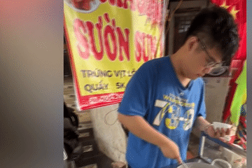 Quán cháo sườn ở Hà Nội đông bất ngờ sau video 'cậu chủ' bắn tiếng Anh như gió