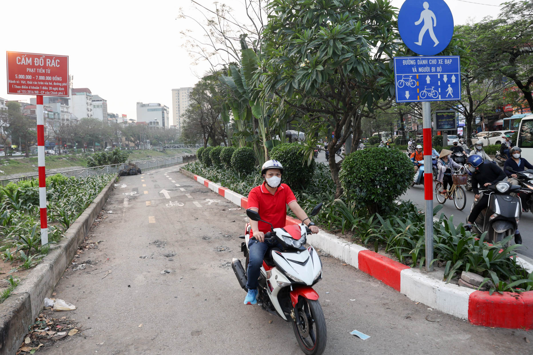 Rào chắn ở đường dành cho xe đạp vừa dỡ, xe máy vô tư đi vào dù có biển cấm