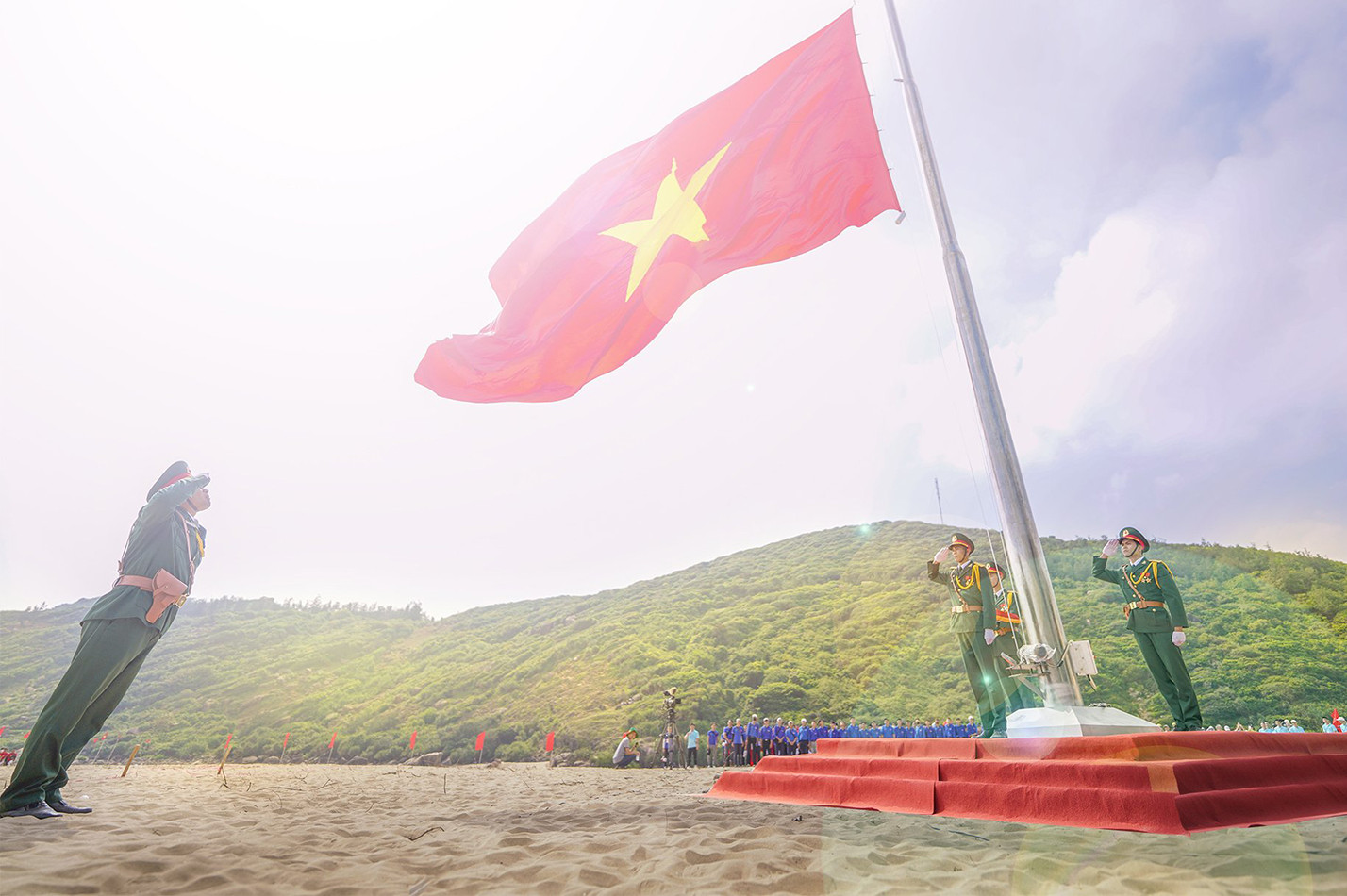 Xúc động lễ thượng cờ Tổ quốc tại Tiền Phong Marathon 2024