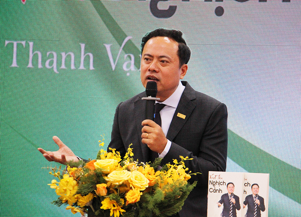 005tac gia huynh thanh van tra loi cau hoi cua doc gia tai su kien ra mat sach.jpg