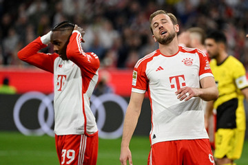 Bayern Munich thua trắng Dortmund, 'đầu hàng' Leverkusen