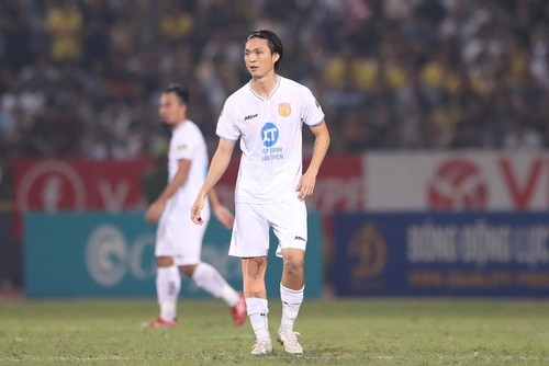 CĐV Nam Định reo hò phấn khích khi Tuấn Anh ra sân trong trận thắng Hà Nội