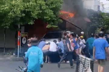 Khoảng 20 người hợp sức kéo ô tô khỏi đám cháy quán cà phê ở TP.HCM