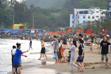 Nghìn người tới tắm biển Sầm Sơn ngày nắng nóng đầu mùa
