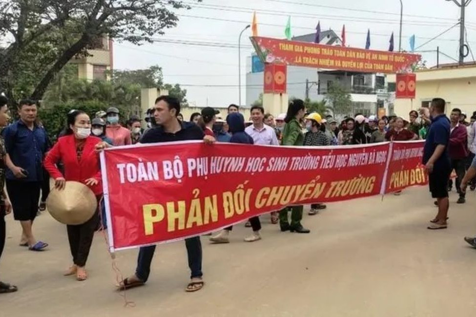 Tạm dừng sáp nhập trường sau khi hàng trăm phụ huynh đồng loạt cho con nghỉ học