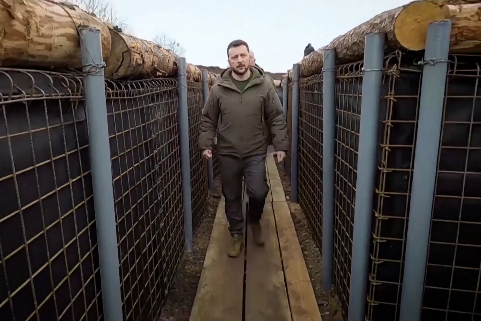 Tổng thống Ukraine thị sát công sự, hé lộ hình ảnh bên trong các chiến hào