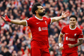 Salah bừng sáng, Liverpool leo lên đỉnh bảng