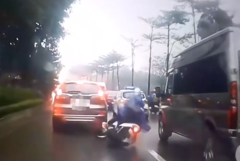 Người đi xe máy trượt ngã vào gầm ô tô cực nguy hiểm sau một cú phanh gấp