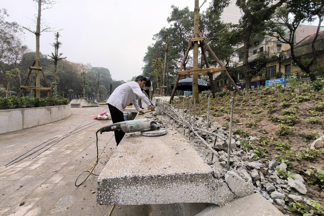 Bị chê tơi tả, quận Ba Đình chỉnh sửa 'vườn đá' Hàng Đậu