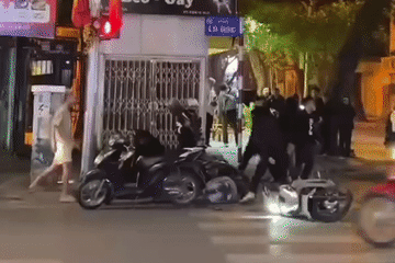 Điều tra nhóm thanh niên dùng xẻng đánh gục người trên đường ở Hà Nội