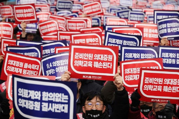 Hàn Quốc sẽ tước giấy phép hành nghề của 7.000 bác sĩ đình công