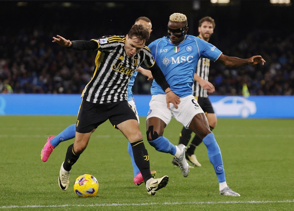 Bị dẫn bàn, các cầu thủ Juventus gây sức ép để tìm kiếm bàn quân bình tỷ số