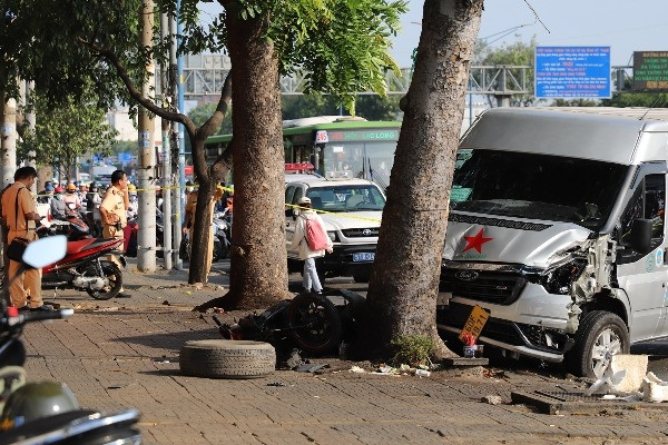 Ô tô 16 chỗ kéo lê xe máy ở cửa ngõ TP.HCM, giao thông tê liệt hơn 2 giờ