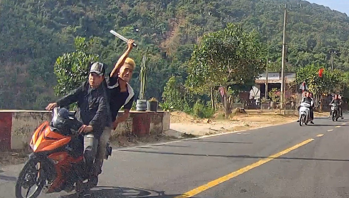 Bản tin cuối ngày 4/3: Thanh niên vung mã tấu chém vào ô tô trên quốc lộ