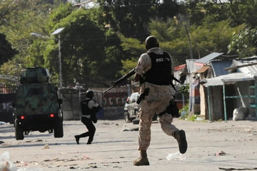 Thủ đô Haiti hỗn loạn khi hàng nghìn tù nhân vượt ngục