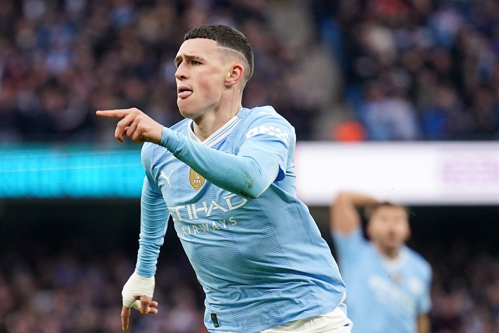 Foden và Haaland bùng nổ, Man City ngược dòng hạ MU