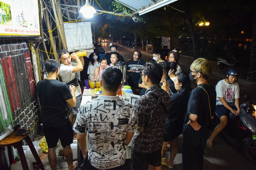 Vietnamese online argue about ‘queuing at eateries’