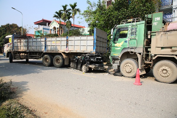 Ba ô tô đâm nhau dồn toa, 1 người tử vong