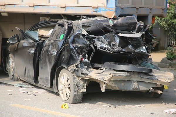 Bủn rủn khi thấy ô tô con dưới gầm xe tải trong vụ tai nạn liên hoàn