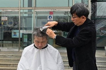 Các giáo sư trường y cạo đầu phản đối tuyển thêm sinh viên ở Hàn Quốc
