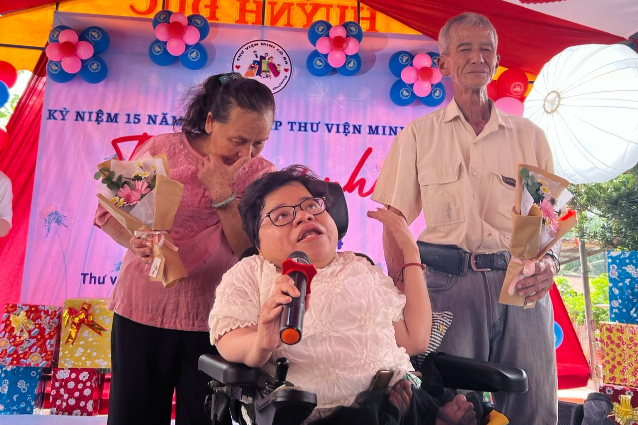 Cô gái 0,7m gửi đến bố mẹ một câu, cả trăm người nghẹn khóc - 1