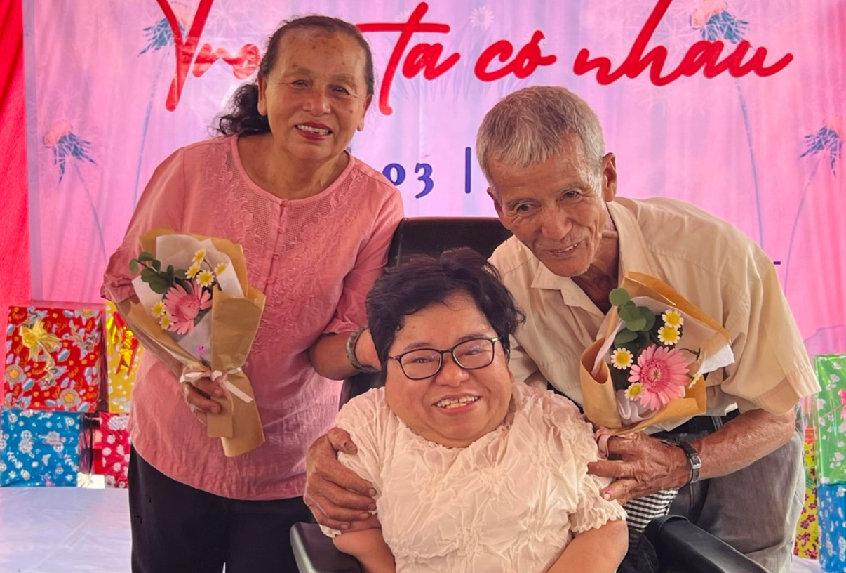 Cô gái 0,7m gửi đến bố mẹ một câu, cả trăm người nghẹn khóc - 3