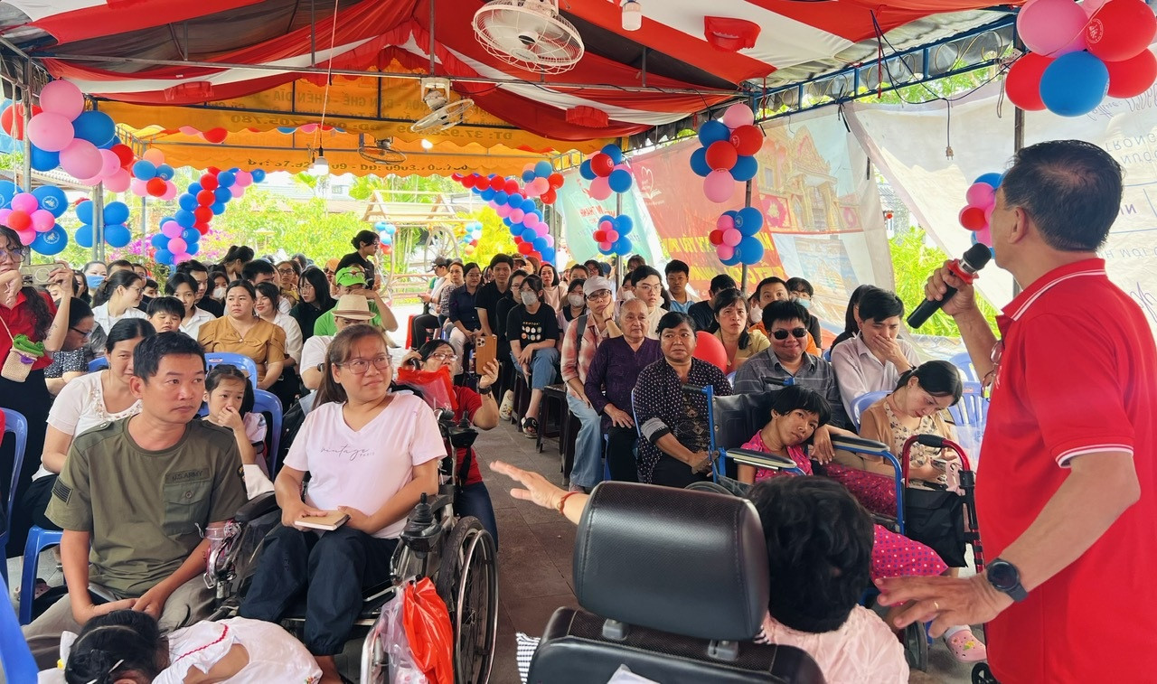 Cô gái 0,7m gửi đến bố mẹ một câu, cả trăm người nghẹn khóc - 4