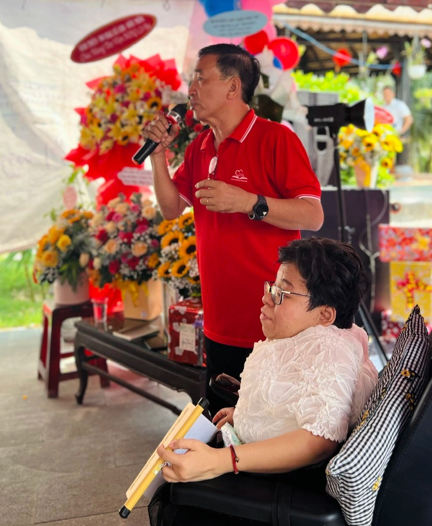 Cô gái 0,7m gửi đến bố mẹ một câu, cả trăm người nghẹn khóc - 5