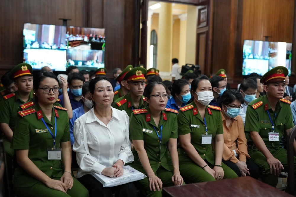 Đại diện VKS công bố 160 trang cáo trạng truy tố bà Trương Mỹ Lan và đồng phạm