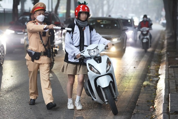 Giao xe máy cho con đi học, phụ huynh luống cuống trình bày lý do với CSGT