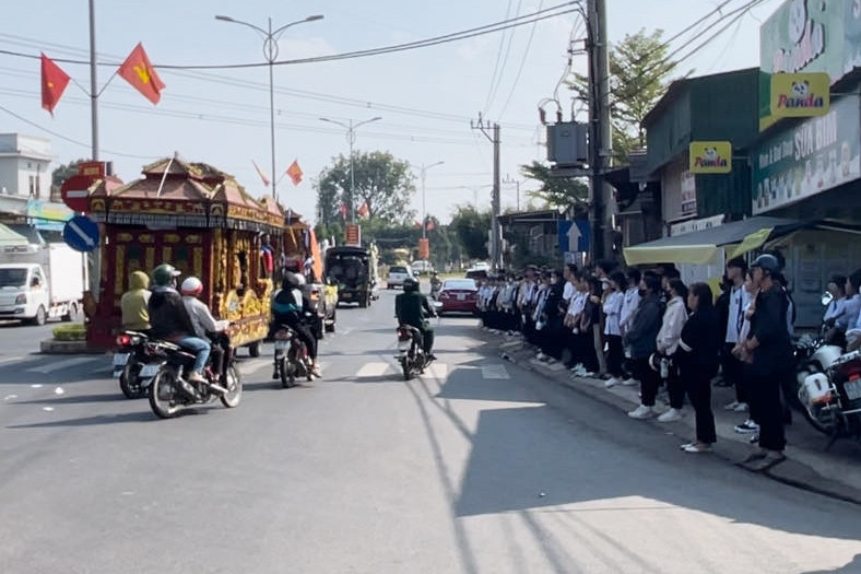 Hàng trăm học sinh, giáo viên tiễn đưa nữ sinh tử nạn trên đường đi làm từ thiện