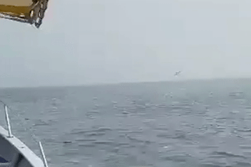 Khoảnh khắc trực thăng rơi xuống biển khi đang bay huấn luyện