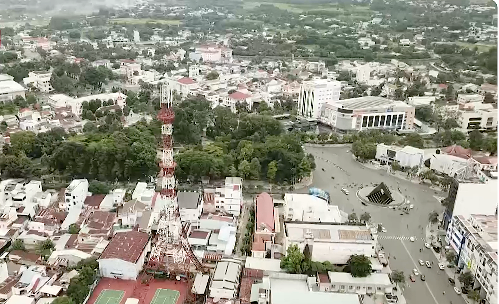 Nhằm giúp người dân được tiếp cận, nắm bắt nhiều thông tin, kiến thức hữu ích, góp phần nâng cao dân trí, hướng đến thoát nghèo bền vững, các cấp, các ngành chức năng đang tiếptục đẩy mạnh tuyên truyền với nhiều hình thức như xây dựng chuyên mục trên các phương tiện thông tin truyền thông.