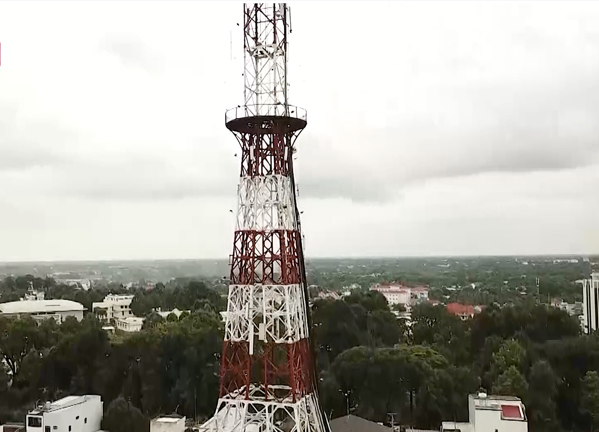 Các cổng thông tin điện tử, website của tỉnh và các ngành, địa phương, hệ tThực hiện Chương trình mục tiêu quốc gia giảhống truyền thanh cơ sở; cấp phát hành tờ rơi, tờ gấp… giúp người dân người dân dễ dàng tiếp cận thông tin về chủ trương, chính sách giảm nghèo của Đảng, Nhà nước và của địa phương.